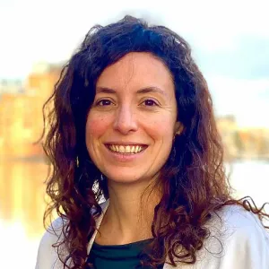 Head and shoulders photo of Priscilla Negreiros.