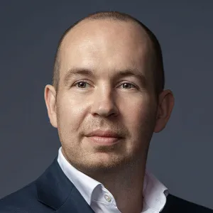 Head and shoulders photo of Peter Pears.